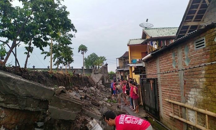 Hujan Lebat, Tembok Kantor Desa Bongan Ambrol 1