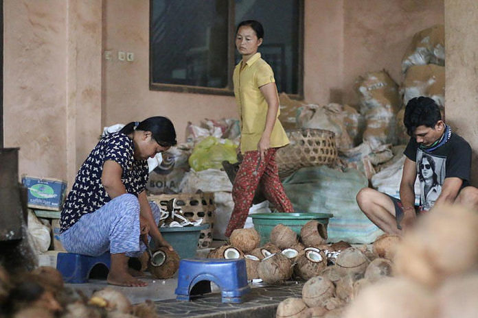 Perajin Batok Kelapa Kejar Bahan Baku Sampai ke Sulawesi 