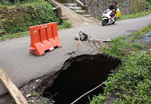 Terowongan Irigasi Ambrol Seret Penyengker Warga