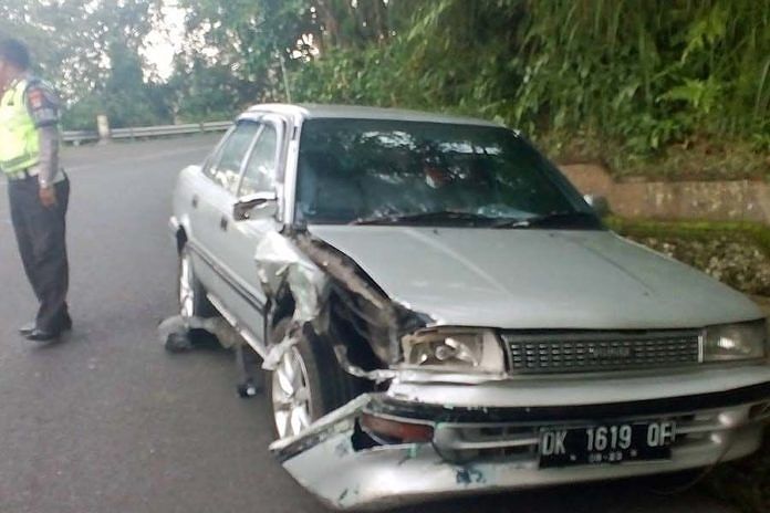 Diduga Ngantuk, Sopir Corolla Tabrak Truk Pengangkut Sampah 1