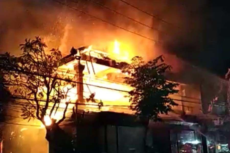 Diawali Suara Ledakan, Ruko 3 Lantai Selatan Warung Made