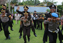 Kapolres Gendong Anggotanya yang Purna Tugas