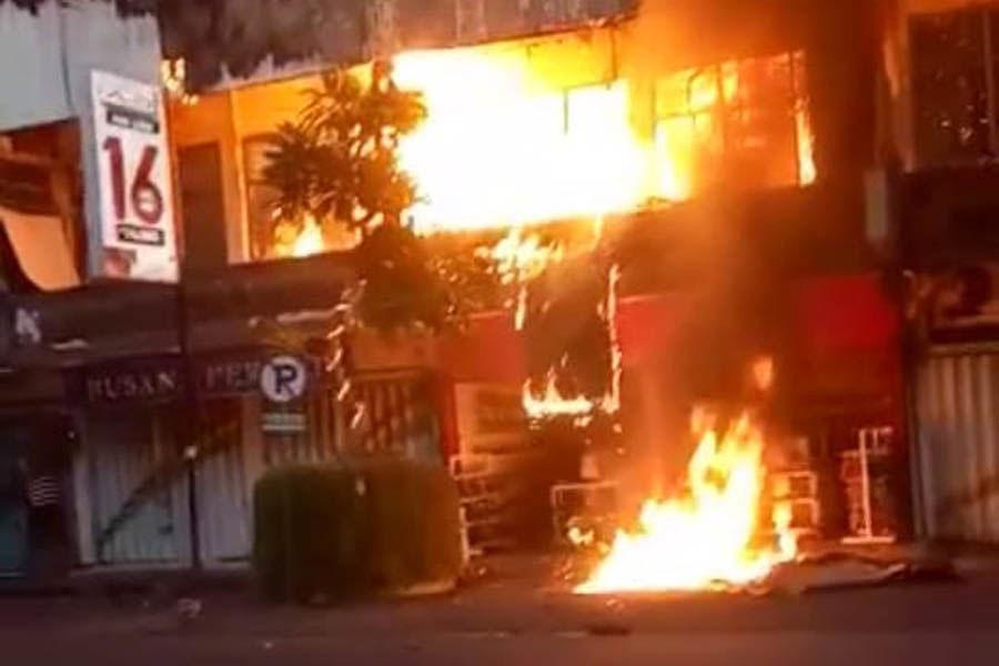 Sejumlah Ruko Dekat Pasar Anyar Terbakar | BALIPOST.com