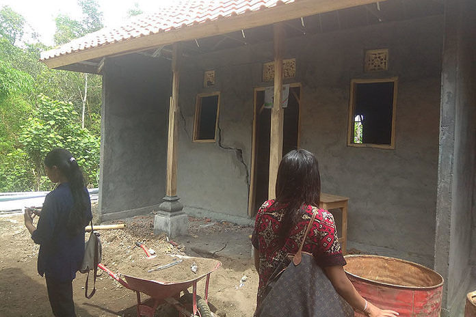 Tanah Labil, Satu Unit Bangunan Rumah Desaku Menanti Amblas 1