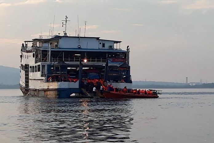 KMP Pratitha IV Kandas, Ratusan Penumpang Dievakuasi 1