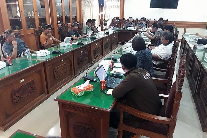 Puluhan Warga Tektek Peguyangan Datangi Kantor DPRD Denpasar 1