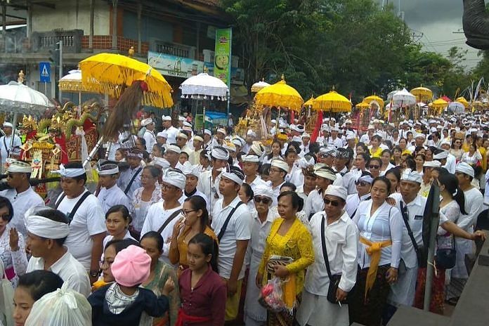 14 Banjar Desa Adat Buleleng Gelar Melasti 1