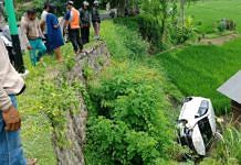 Lakalantas, Mobil Terjun ke Sawah Warga