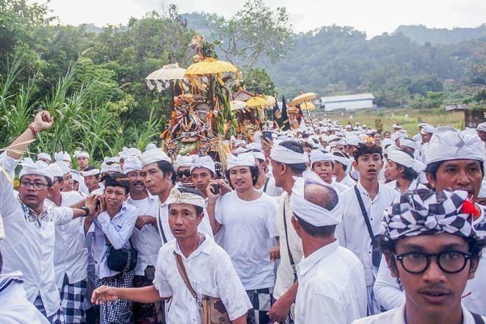 Tempuh Jarak Belasan Kilometer, Umat Melasti ke Pura Puseh Tebola 1