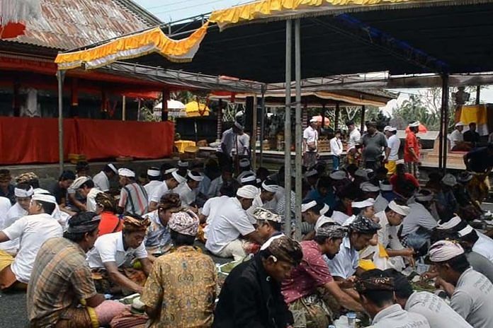 Tradisi Magibung di Desa Pakuseba, Jaga Harmonisasi Warga 1