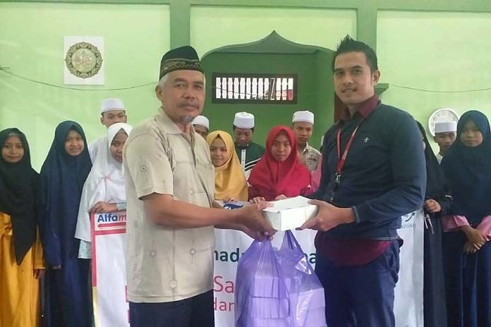 Alfamart Gandeng LAZISNU Bagikan Ribuan Paket Buka Puasa 1