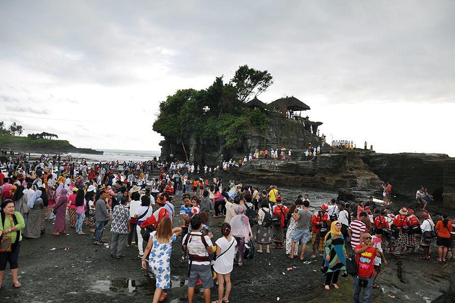 Most tourist comes. Thousands of Tourists visit edenburdh