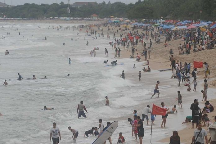 Libur Lebaran, Pantai Kuta Ramai Pengunjung 1
