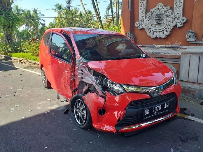 Mobil Damkar Tabrak Kendaraan Pemudik di Mendoyo 1