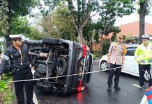 Sopir Kaget, Xenia Terbalik Setelah Tabrak Pohon