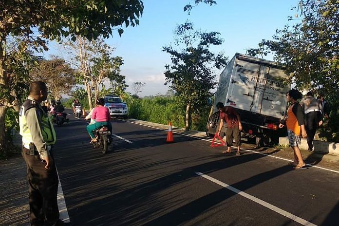 Mobil Box Terjun ke Sawah 1