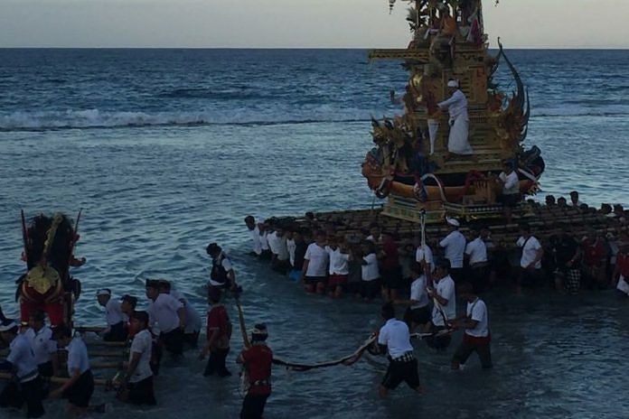 Ngaben Massal di Nusa Penida Jadi Tontonan Wisatawan 1