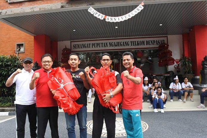 Rayakan HUT ke-54, Telkom Bagi Tas Belanja ke Lentera Bali dan Pengemudi Gojek 1