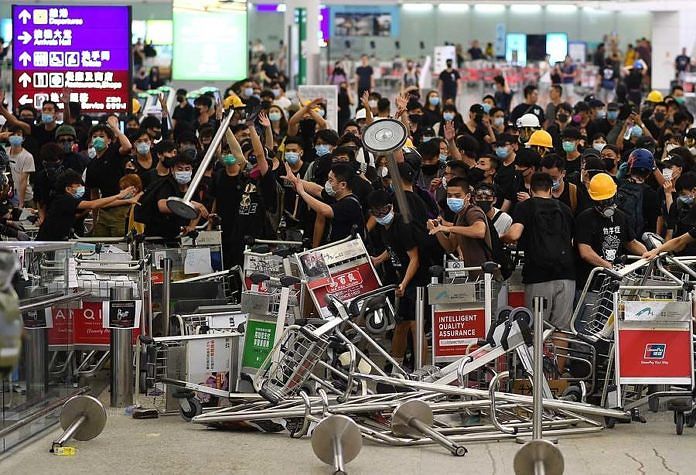 Blockade, beating, pepper spray on second day of Hong Kong airport chaos 1