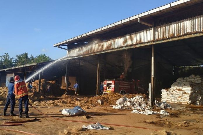 Gudang Sabut Kelapa di Baluk Terbakar 1