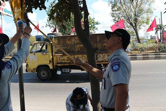 Sambut HUT RI, Puluhan Rambu Lalin Dibersihkan 1