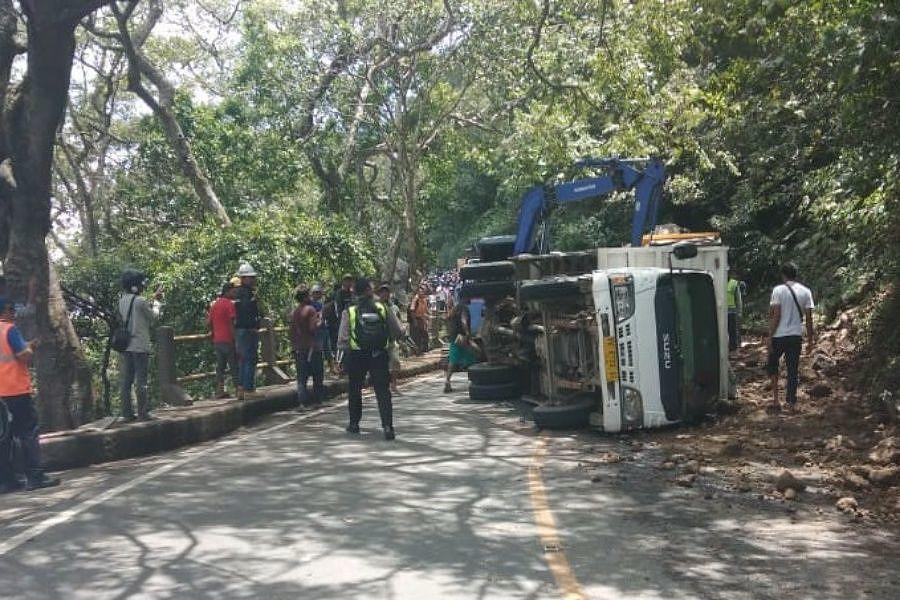 Diduga Rem Blong Truk  Angkut Tanah  Galian Terguling 