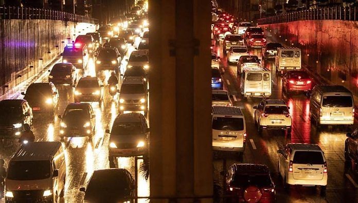 Patients die as Manila traffic jams block ambulances 1