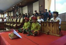 Siswa SDN 2 Taro Baca Sloka dalam Pelantikan DPRD Bali