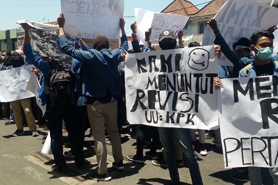 Surabaya Jadi Lautan Demo, Mahasiswa Desak Jokowi Terbitkan Perpu