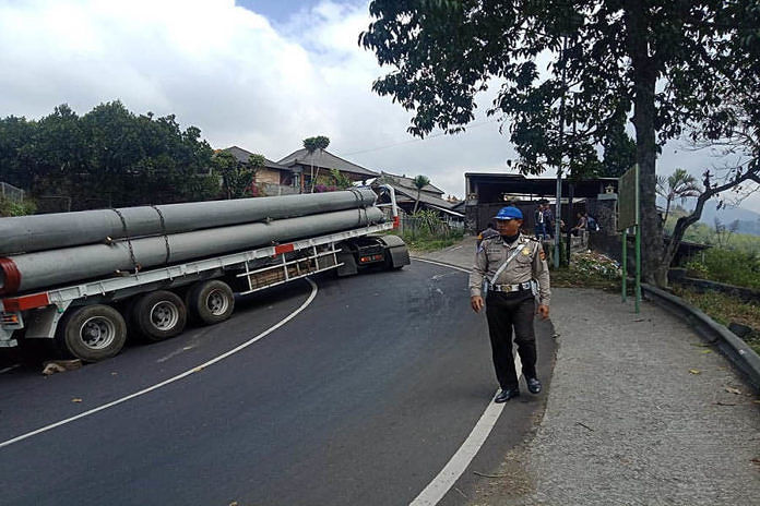 Tak Kuat Nanjak, Tronton Bermuatan Paku Bumi Mogok 2