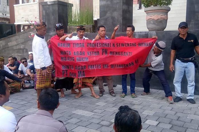 Tak Terima Rekannya Ditahan, Warga Buahan Demo ke PN Gianyar 1