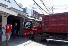 Truk Tabrak Toko Sandal, Lima Petugas Angkut Sampah Terluka