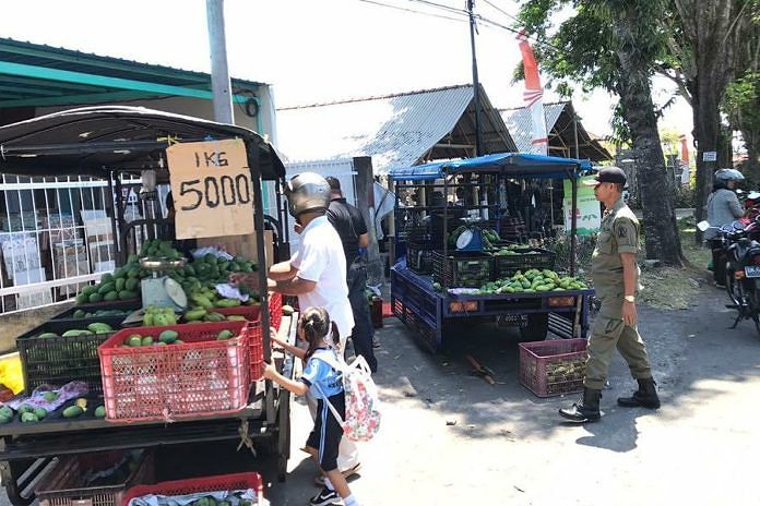 Ganggu Ketertiban, Pedagang Buah Bermobil Diamankan 1