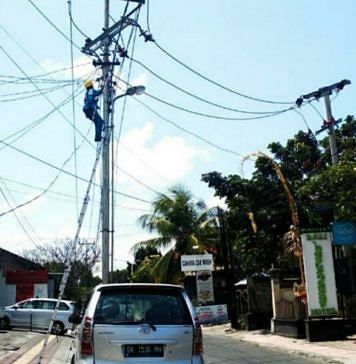 Keluhkan Kabel Provider Semrawut, Warga Ancam Putuskan Sendiri