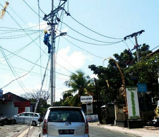Keluhkan Kabel Provider Semrawut, Warga Ancam Putuskan Sendiri