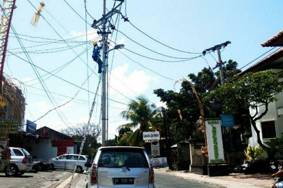 Semrawutnya Kabel Ganggu Pemandangan Dan Ancam Keselamatan Balipost Com