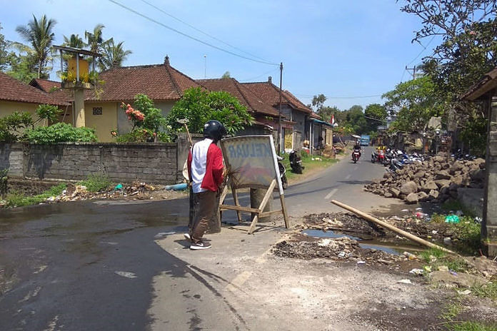 Saluran Irigasi Tersumbat, Jalan Rusak 1