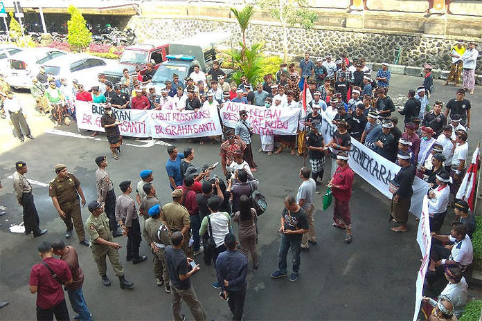 Di DPRD Karangasem, Warga Banjar Adat Kubu Minta Disbud Cabut Registrasi Graha Canthi 1