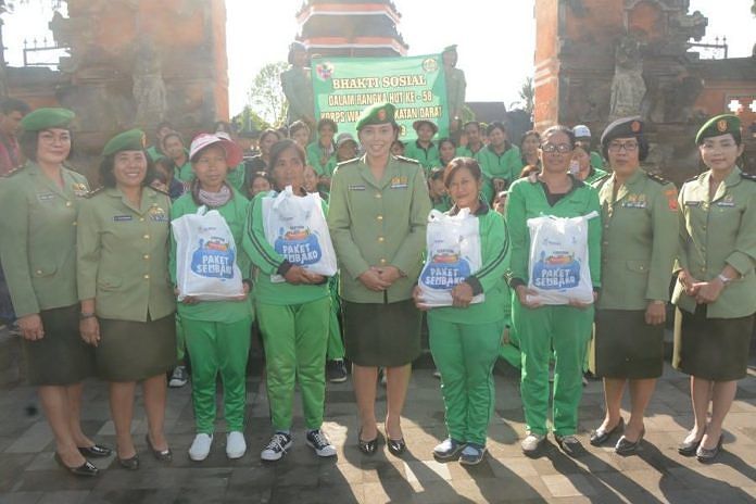 Kowad Bagikan Sembako ke Petugas Kebersihan 1