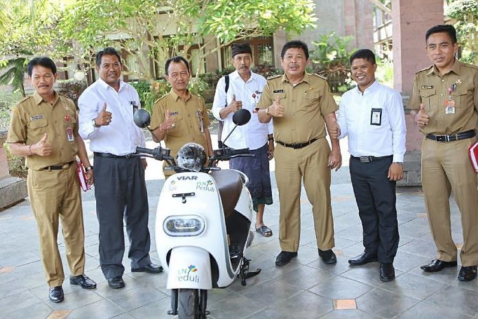 PLN Serahkan Sepeda Motor Listrik untuk Pemkab Jembrana 1