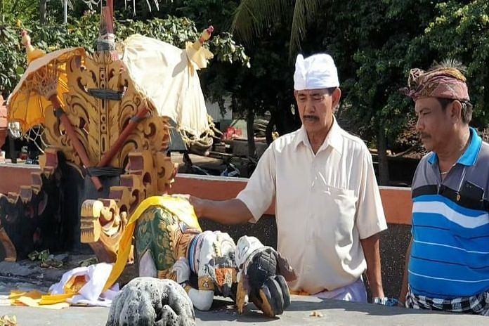 Satu Pelinggih di Baturan Kayu Duwi Rusak, Bagian Kepala Patah 1