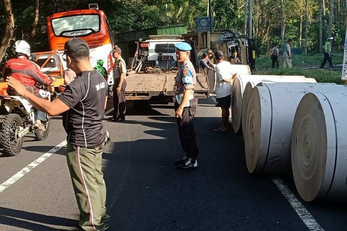 Truk Muatan Kertas Terguling di Seltim 1