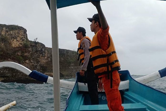 Mancing di Tebing, Sulendra Hilang Diterjang Gelombang 1