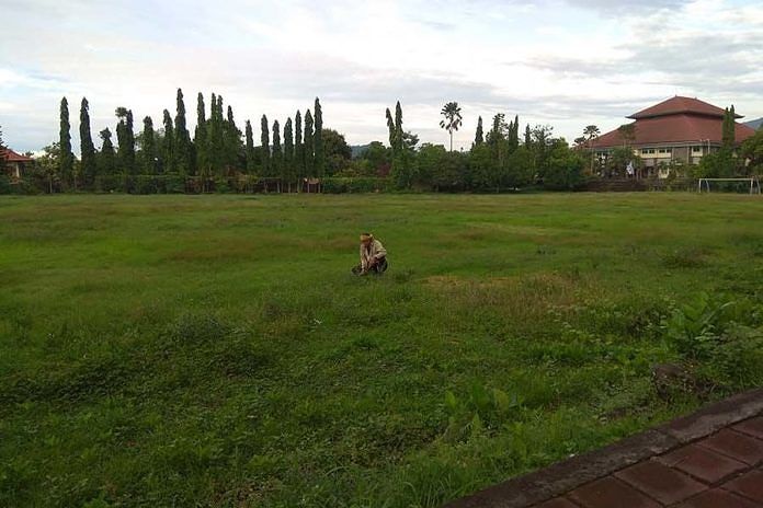 Rumput Setinggi Lutut, Lapangan Yowana Wijaya Tak Bisa Digunakan 1