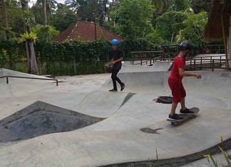 Di Ubud, Main Skateboard Bayar Pakai 10 Botol Plastik