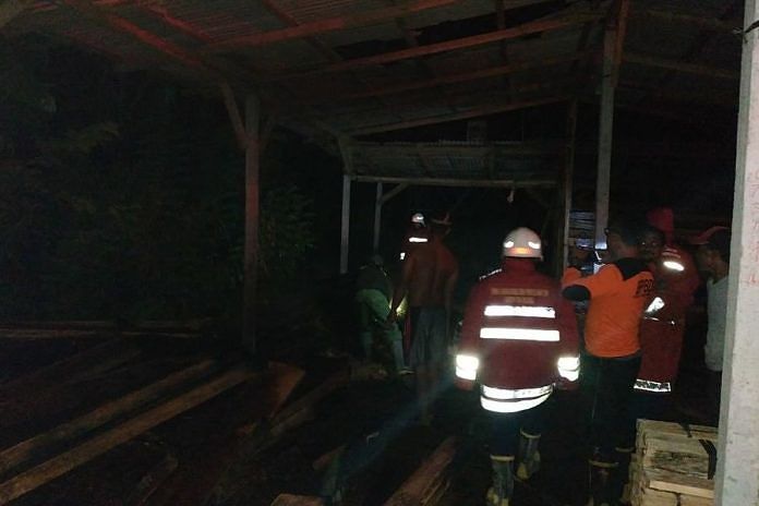 Hanya Gara-gara Ini, Gudang Penyimpanan Kayu Terbakar hingga Pemiliknya Merugi Ratusan Juta Rupiah 1