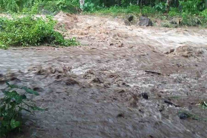 Jembatan Bambu Hanyut, Puluhan KK di Yeh Tangga Terisolir 1