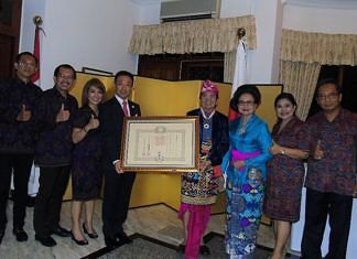 Prof. Dr. I Made Bandem Terima Bintang Jasa dari Kaisar Jepang