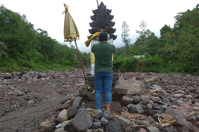 Rutin Diterjang Banjir, Padma Pesimpangan Ida Bhatara Tetap Kokoh di Tengah Sungai 1