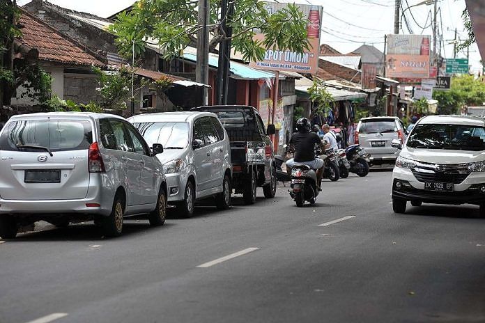 Warga Keluhkan Kendaraan Parkir Sembarangan di Badan Jalan 1